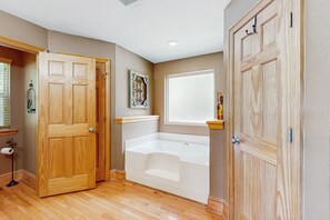 Amenidades de baño gratuitas, secadora de cabello, toallas