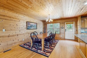 Dining - Stunning mountain cabin w/ free WiFi/ gameroom/ gas fireplace (Mineral Bluff)