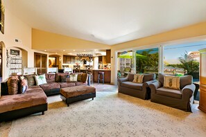 Smart-TV, Kamin, DVD-Player, Bücher