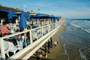Beach nearby, sun loungers, beach towels