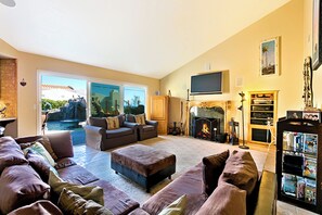 Smart-TV, Kamin, DVD-Player, Bücher