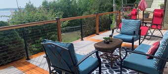 All Year Lakefront Getaway in a private guest rm & indoor pool/Sauna on QEstate