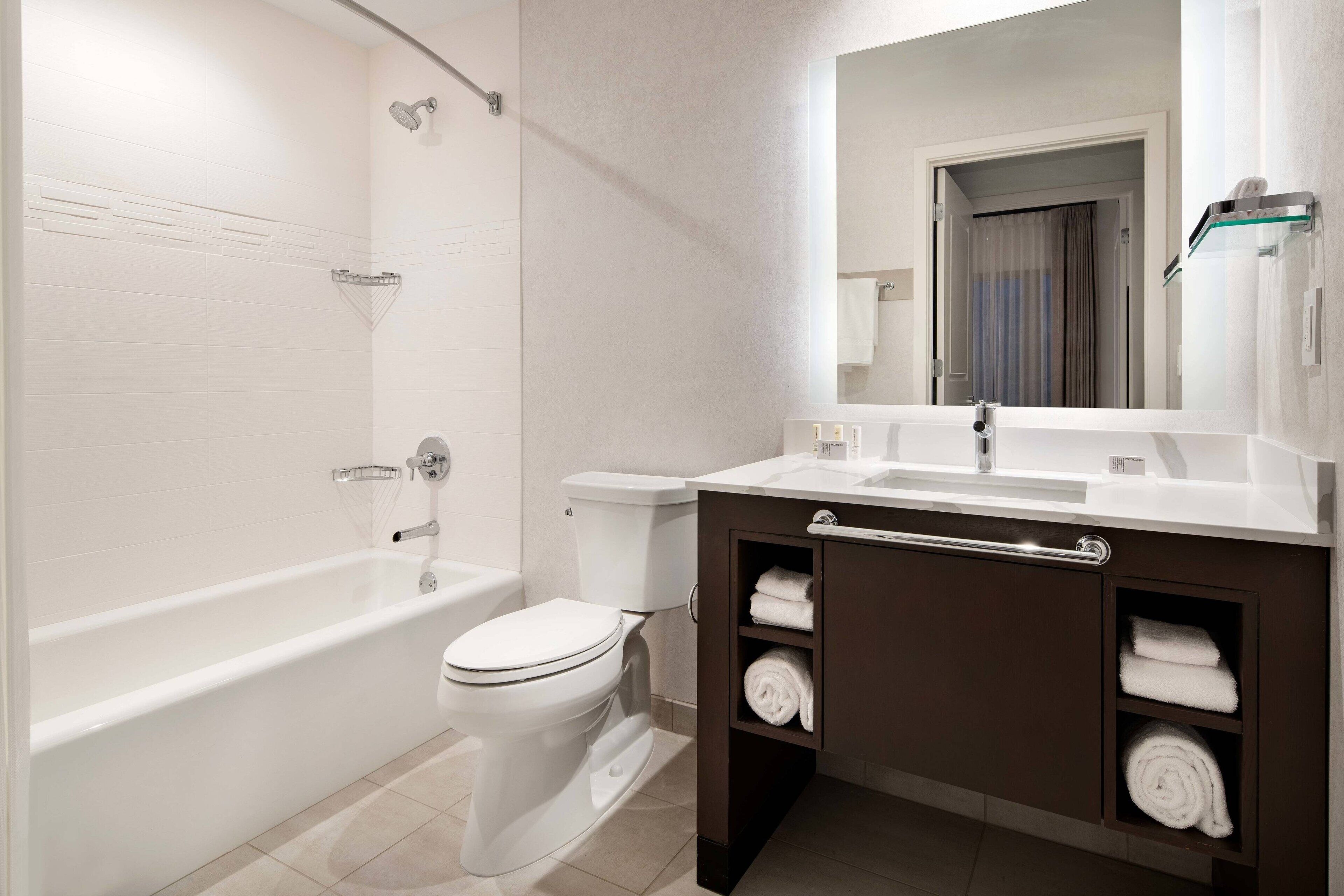 suite, 2 bedrooms | bathroom | free toiletries, hair dryer, towels
