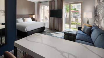 Studio, 1 giường cỡ king và sofa giường, không hút thuốc, quang cảnh sân vườn | 1 phòng ngủ, bàn, khu vực làm việc phù hợp cho laptop, màn/rèm cản sáng