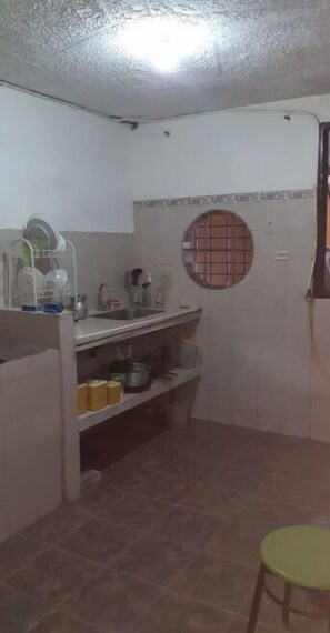 Refrigerador, placa de cocina, cafetera/tetera, tetera/pava eléctrica