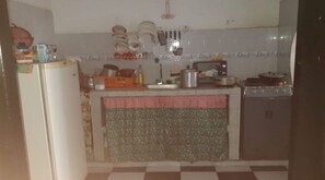 Réfrigérateur, plaque de cuisson, cafetière/bouilloire