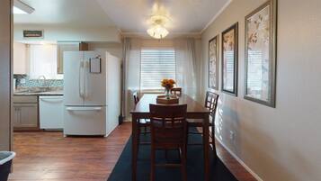 Lemari es, microwave, kompor, dan mesin pencuci piring