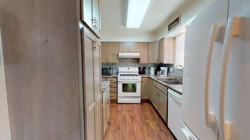 Fridge, microwave, stovetop, dishwasher