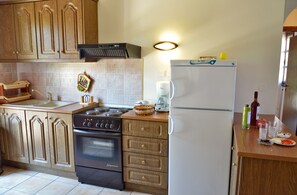 Kühlschrank, Ofen, Wasserkocher mit Kaffee-/Teezubehör, Toaster