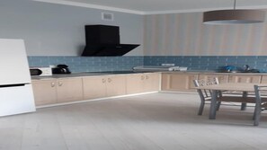Fridge, microwave, stovetop - Appartments sity garden situated in the senter of Odesssa. (Odessa)
