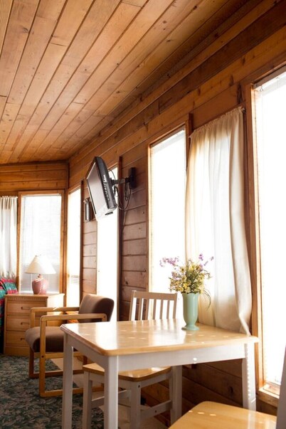 Scenic Bay Motel room 1