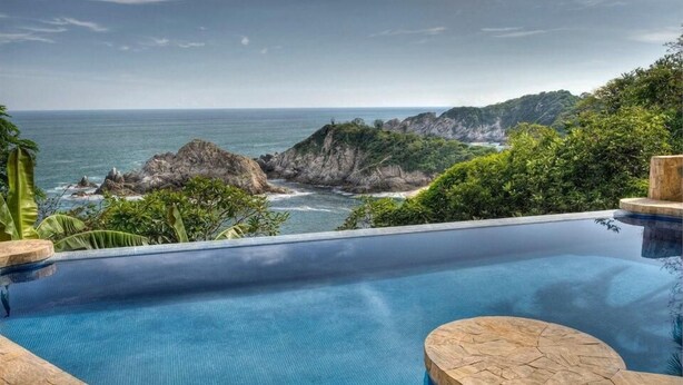 A pool with a view of the ocean and cliffs. - Villa Diamante (Santa María Huatulco)