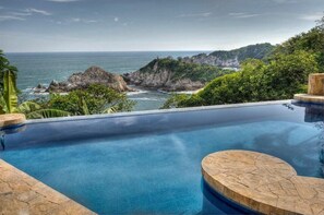 A pool with a view of the ocean and cliffs. - Villa Diamante (Santa María Huatulco)