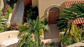 A coastal building with a terracotta roof, a balcony, and a view of the sea. - Villa Diamante (Santa María Huatulco)