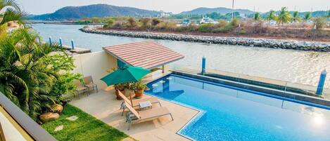 Biệt thự, nhiều giường (2068 - Villa Turquesa) | Hồ bơi | Hồ bơi ngoài trời, ghế dài tắm nắng