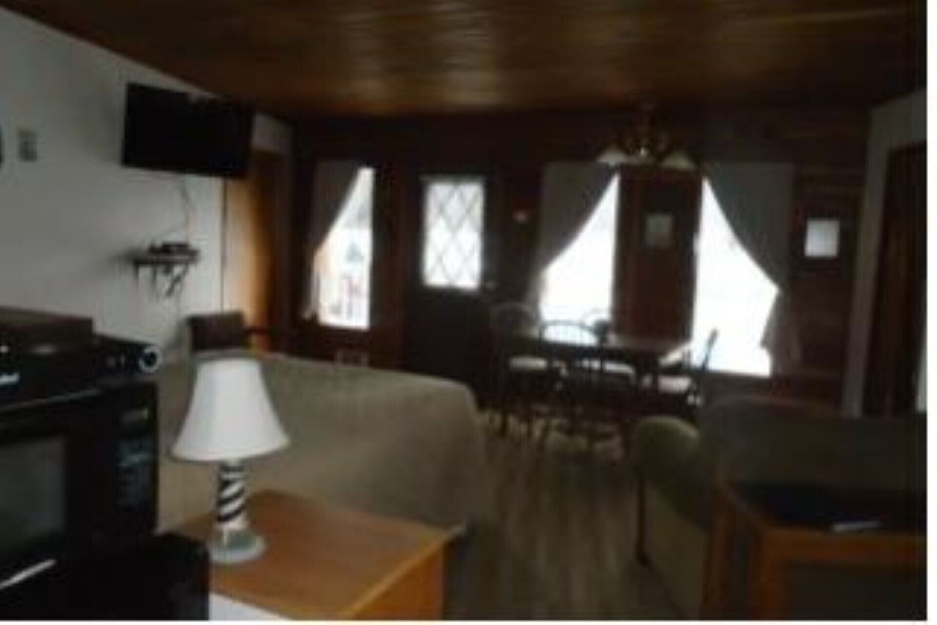 Scenic Bay Motel room 4