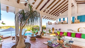 A spacious living area with a pool, outdoor seating, and a view of the sea. - Villa Roxana (Santa María Huatulco)