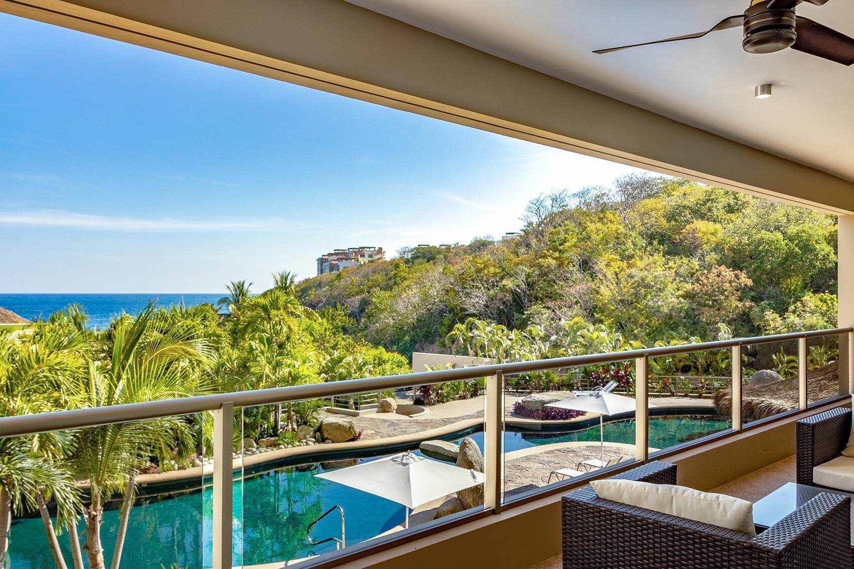 Condo, varias camas (2087 - Eleven by Cosmo 11C3) | Balcón