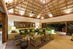 Villa, plusieurs lits (2024 - Villa Serena) | Salle de séjour | Télévision