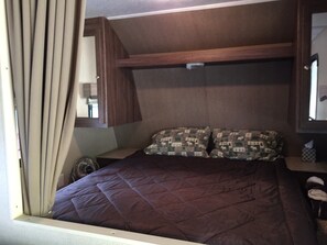 Asuntovaunu, useita sänkyjä | Silitysrauta/-lauta, ilmainen Wi-Fi, vuodevaatteet