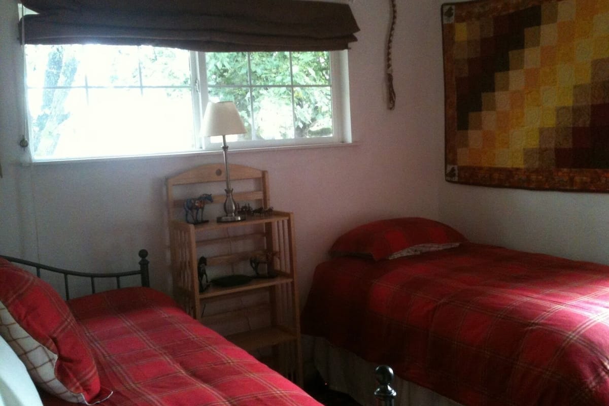 Kamer, 2 eenpersoonsbedden | Een strijkplank/strijkijzer, gratis wifi, beddengoed