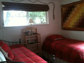 Habitación, 2 camas individuales | Tabla de planchar con plancha, wifi gratis y ropa de cama 