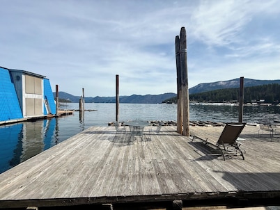 Acogedora casa flotante con impresionantes vistas al lago