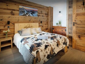 5 bedrooms, iron/ironing board, WiFi, bed sheets