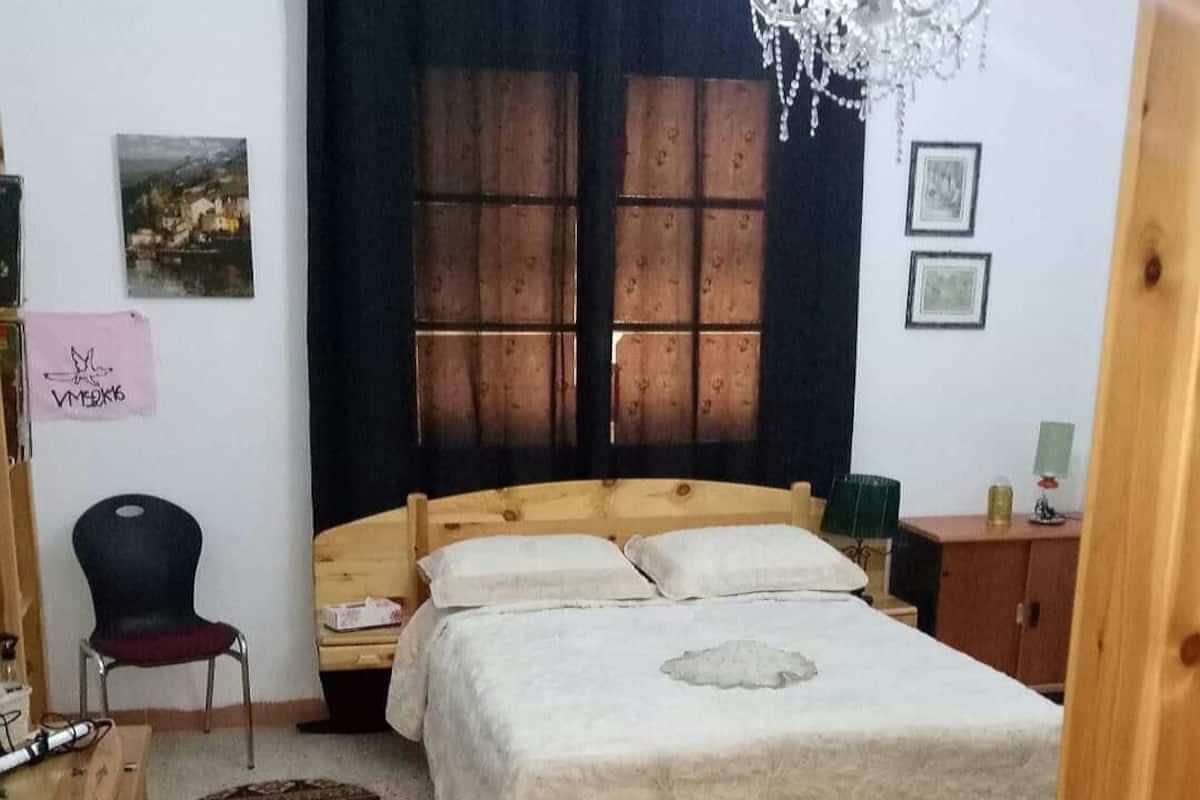 Family Room | Iron/ironing board, WiFi (free), bed sheets
