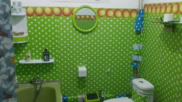 Bathtub, pengering rambut, jubah mandi, dan lantai berpemanas