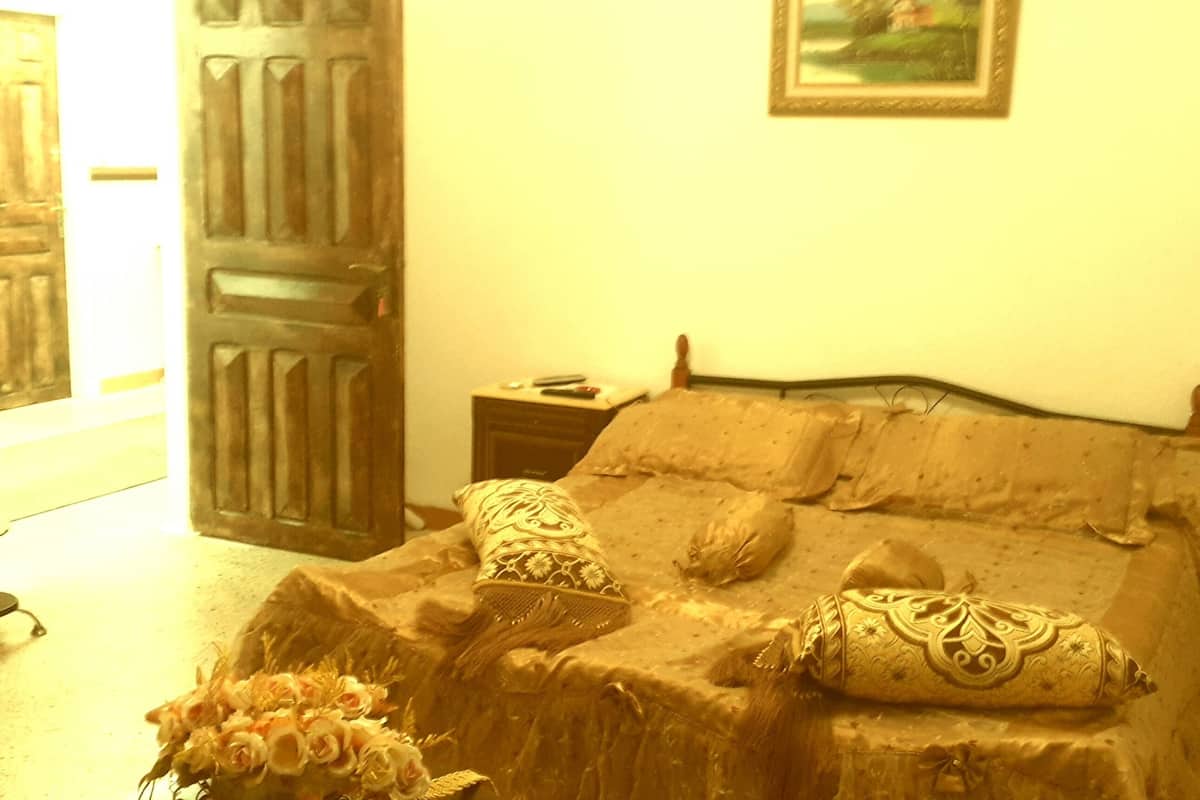 Business Room | Iron/ironing board, WiFi (free), bed sheets