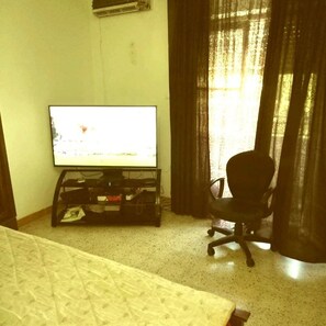 Iron/ironing board, free WiFi, bed sheets