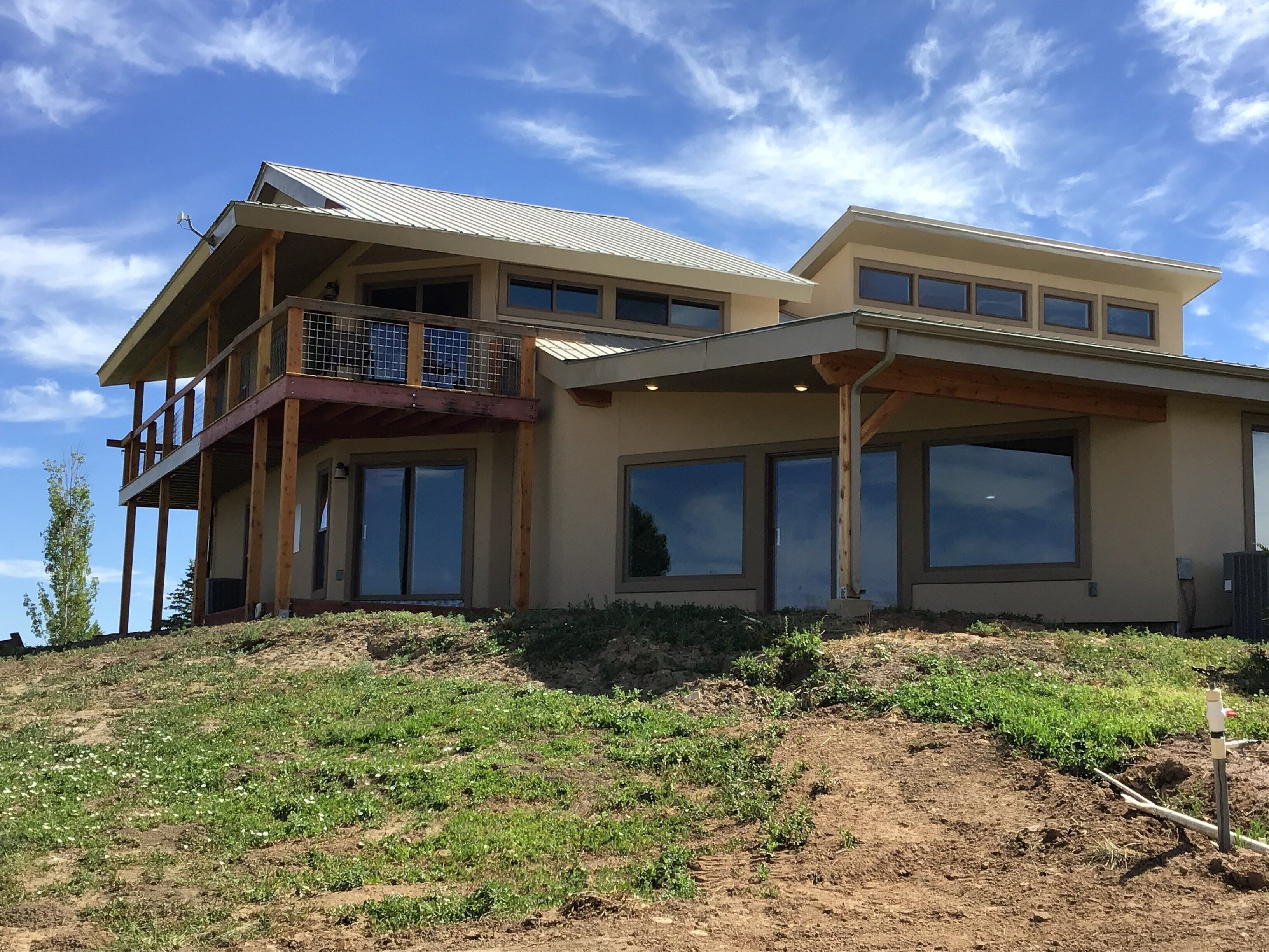La Verde Lodge on 7acres, private pond, very spacious, great 4 family reunions! 