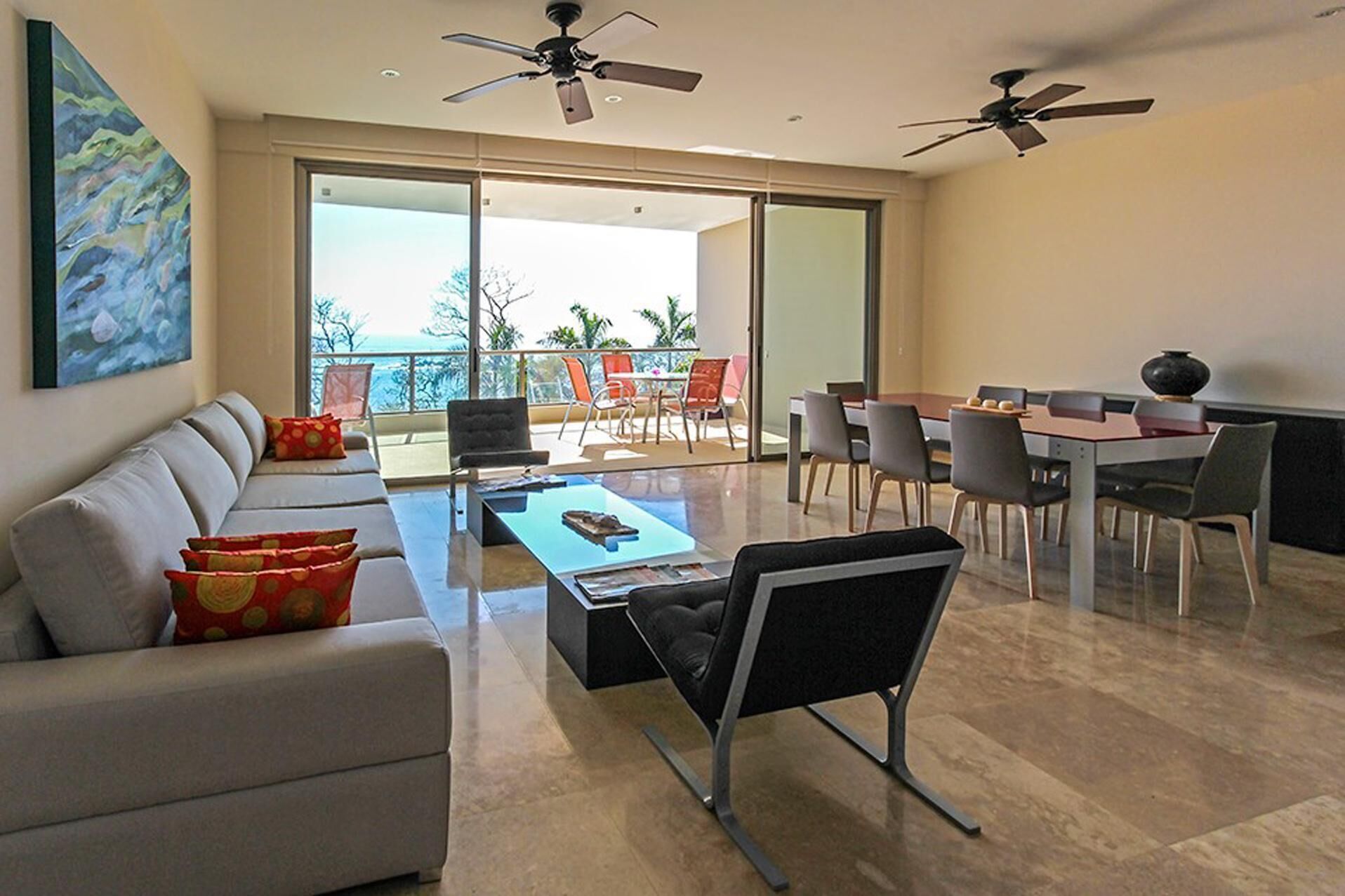 Condo, nhiều giường (2017 - Cosmo 1B1) | Phòng khách | TV 