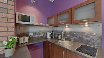 Fridge, stovetop, coffee/tea maker, electric kettle