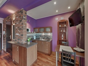 Fridge, stovetop, coffee/tea maker, electric kettle