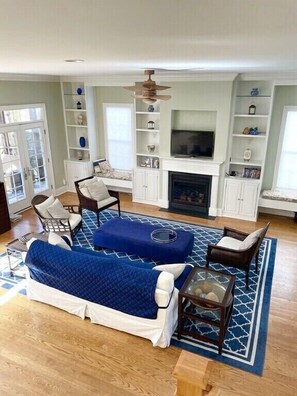 TV, video games, DVD player, books - Newly built home in the Pines downtown Rehoboth walk to beach, restaurants, shop (Rehoboth Beach)