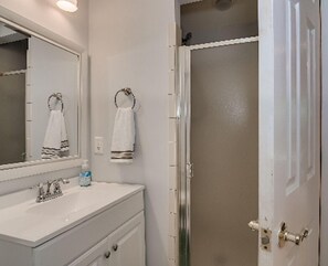 Combined shower/bathtub