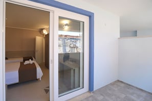 Chambre Double Classique, salle de bains attenante | Vue depuis le balcon