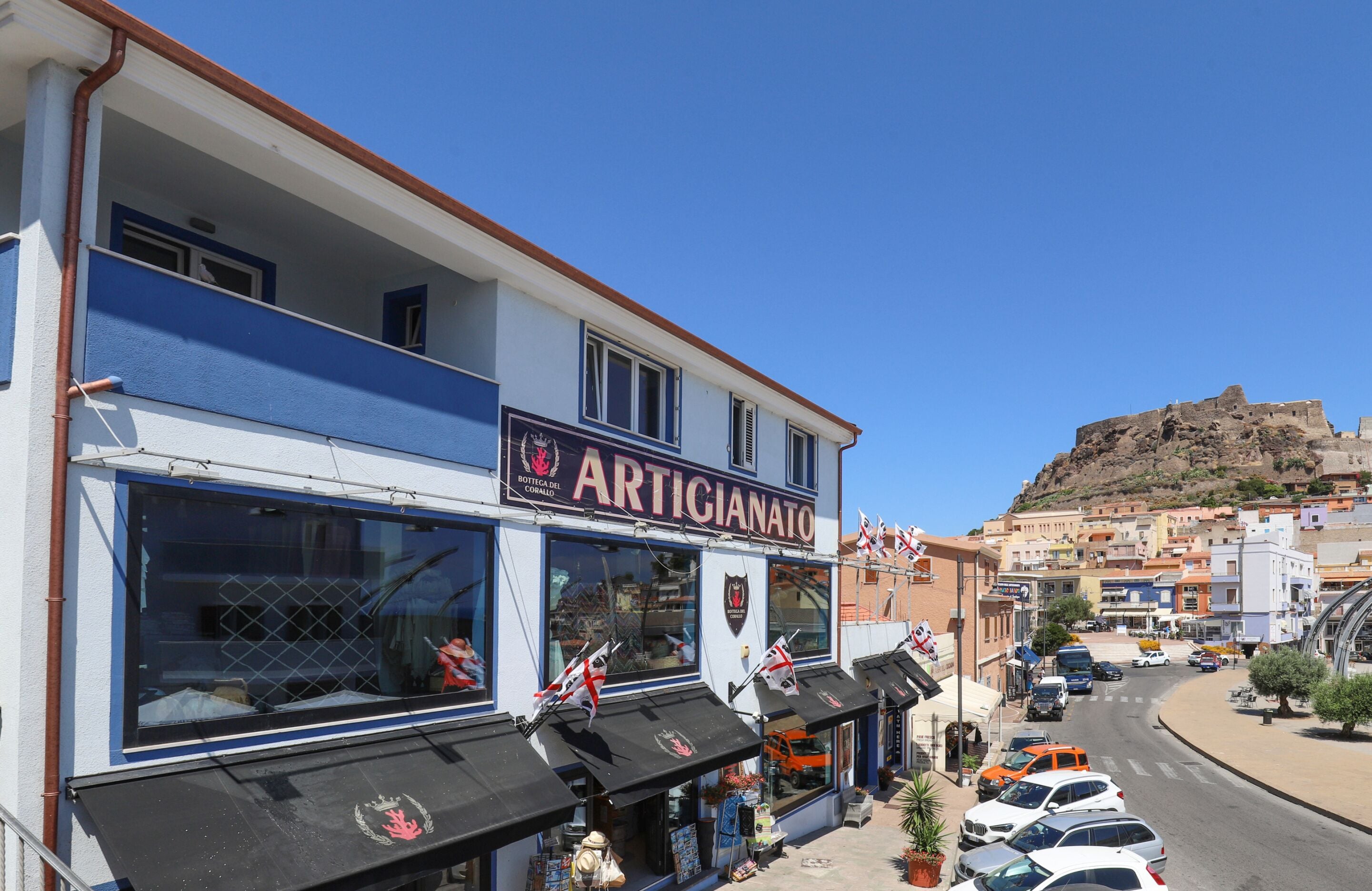Un edificio con un'insegna che dice 