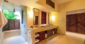 Villa, letti multipli (2012 - Villa Maroma) | Bagno