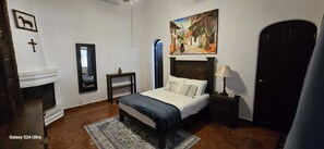 1 bedroom, free WiFi, bed sheets - Room " Los Limones" in Casa Caroline Bella (Ajijic)