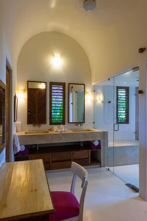 Vila, várias camas (2011 - Bugam Villa) | Banheiro