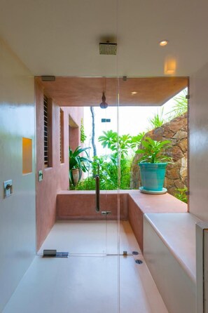 Villa, plusieurs lits (2011 - Bugam Villa) | Salle de bain