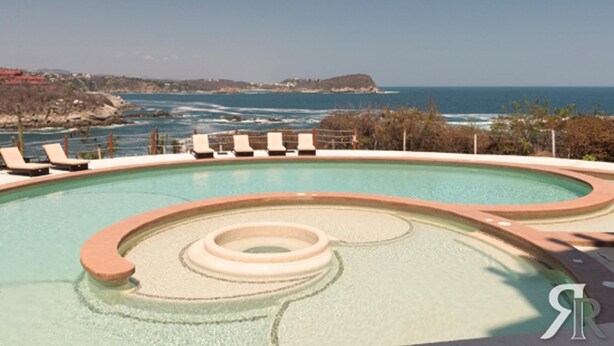 A pool with a view of the ocean and a rocky coastline. - Punta Arrocito PH (Santa María Huatulco)