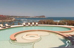 A pool with a view of the ocean and a rocky coastline. - Punta Arrocito PH (Santa María Huatulco)