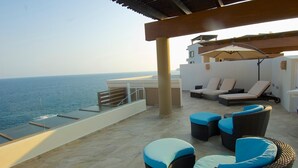 A rooftop terrace with a view of the sea, featuring wicker furniture and a pergola. - Punta Arrocito PH (Santa María Huatulco)