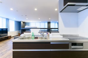 Apartment (UE) | Private kitchenette | Fridge, microwave, stovetop, electric kettle