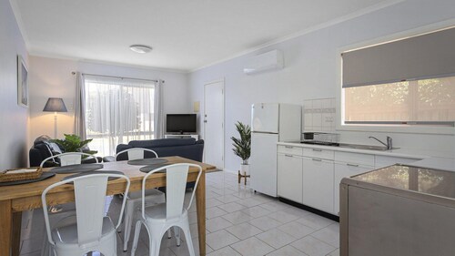 Scenic Beach Apartment - Best Value, Walk To Beach *New Listing 2020*