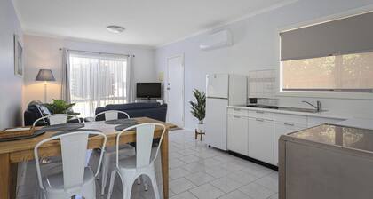 Scenic Beach Apartment - Best Value, Walk To Beach *New Listing 2020*